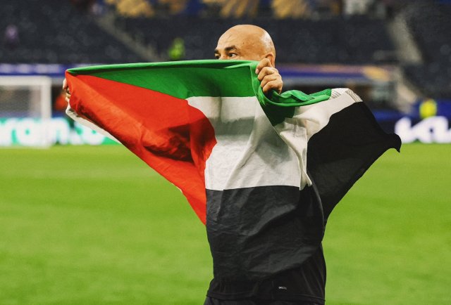 حسام حسن يحتفل بعلم فلسطين، ويبعث برسالة مؤثرة للشعب الفلسطيني