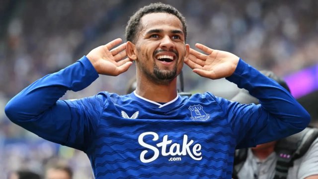 ندياي يُبلغ إيفرتون برغبته في الرحيل إلى الهلال