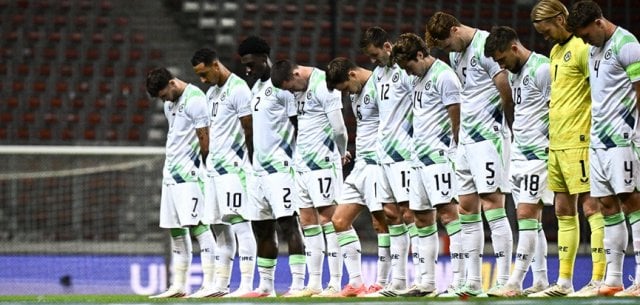لافتة مميزة من لاعبو منتخب أيرلندا أمام الكيان الصهيوني
